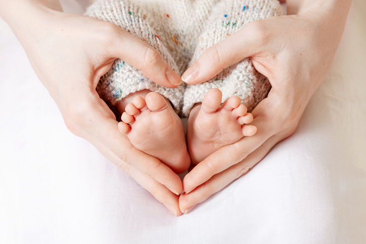 voeten baby met handen moeder in hartvorm