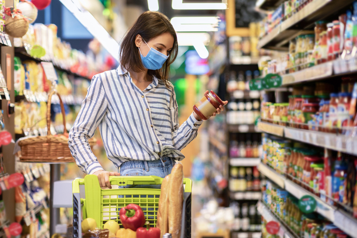 vrouw leest etiket in supermarkt